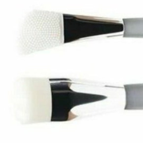 Cosmedix Cleansing Brush + Mask Applicator Set - Picture 4 of 7